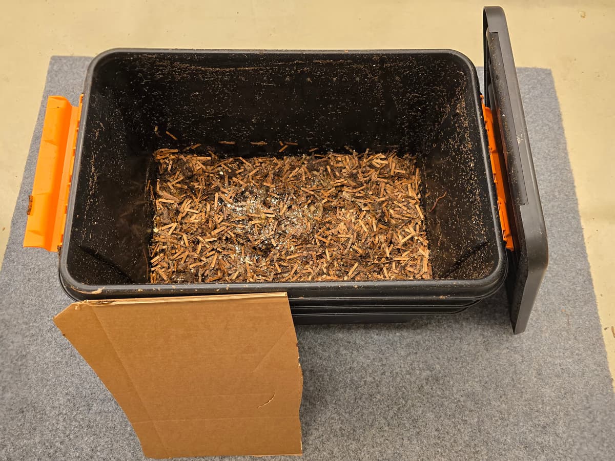 Kolmesta muovilaatikosta tehty valmis matokompostori