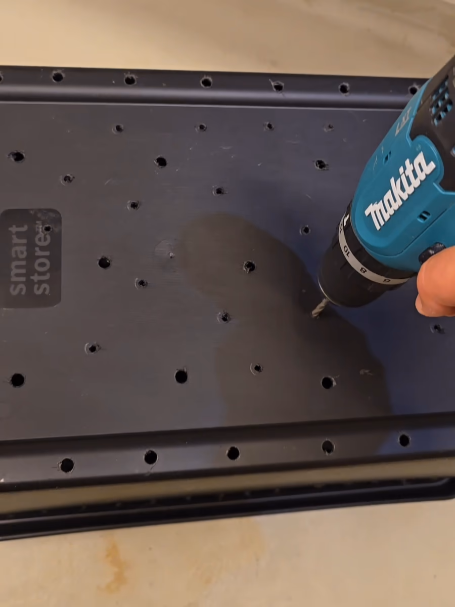 Reiät matokompostorin laatikon pohjassa