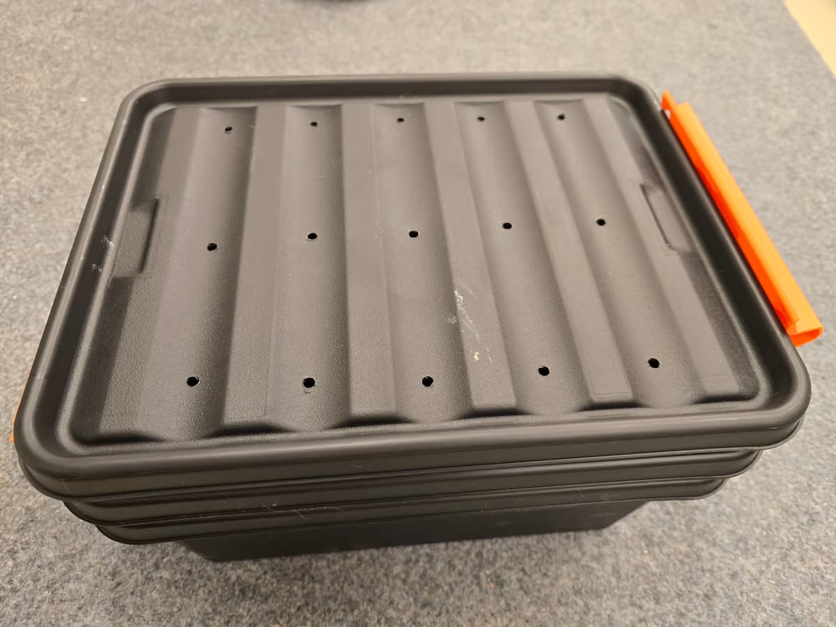 Matokompostorin prototyyppi kahden viikon jälkeen ennen kannen avaamista